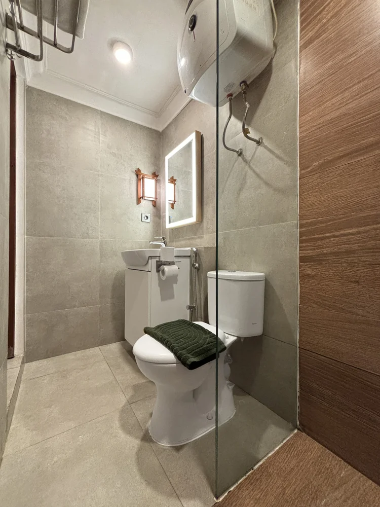 Fukuoka: Kamar mandi dengan shower berpintu kaca dan air panas, dibersihkan sebelum setiap check-in.