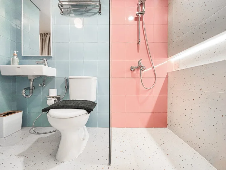 Gangnam: Kamar mandi dengan shower dan air panas, siap kapan saja.