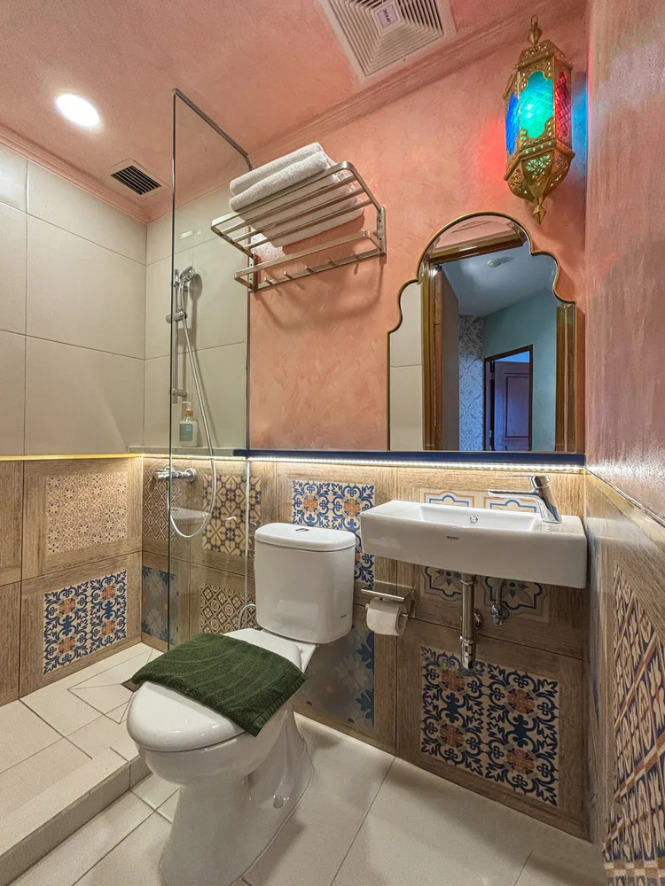 Marrakech: Kamar mandi dengan shower air panas di balik kaca dan ubin Maroko.