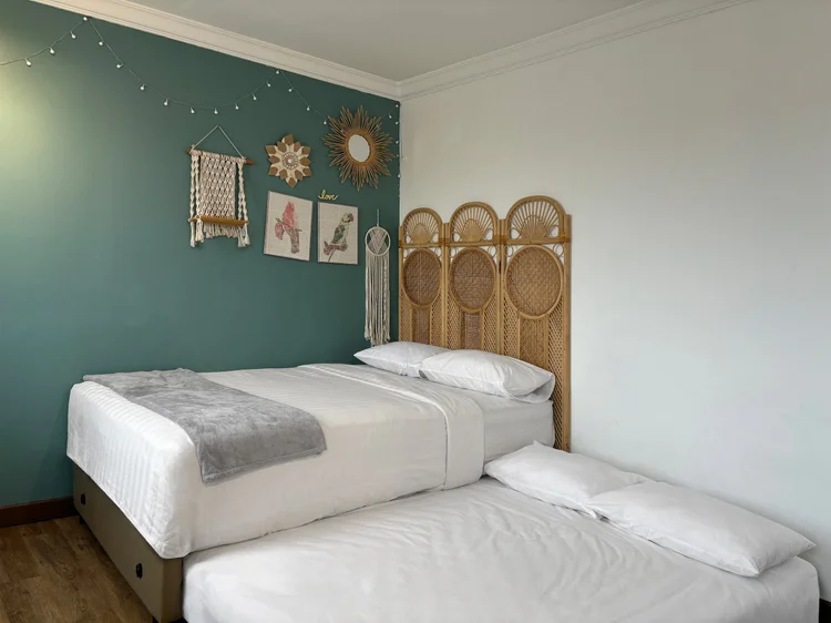 Florence: Small double bed di kamar kedua, dengan AC sendiri.