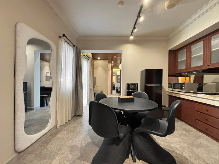 Saitama: Cermin tinggi di dekat area makan, dapur terbuka modern di belakangnya.