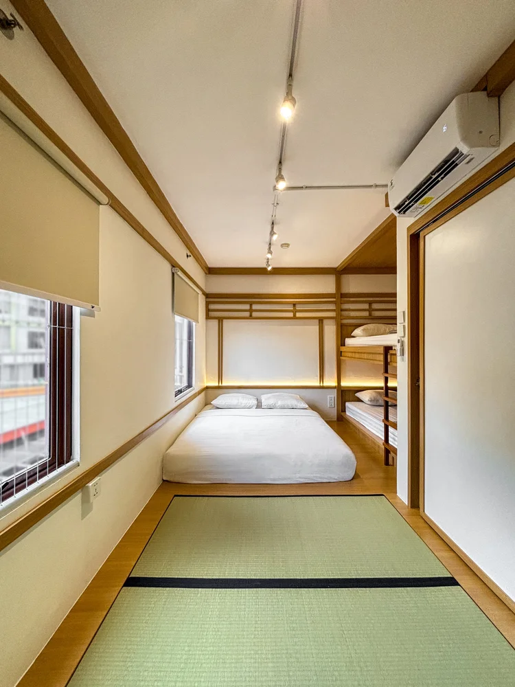 Omotesando: Kamar tidur dengan AC sendiri dan jendela, tempat tidur susun di ujungnya.