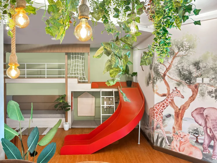 Tanzania: Mural Afrika dan lampu gantung di atas ruang keluarga, sesuai tema Jungle Family Suite.