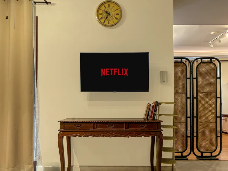 Batavia: Smart TV dengan Netflix, plus sekat rotan untuk memisahkan area tidur.