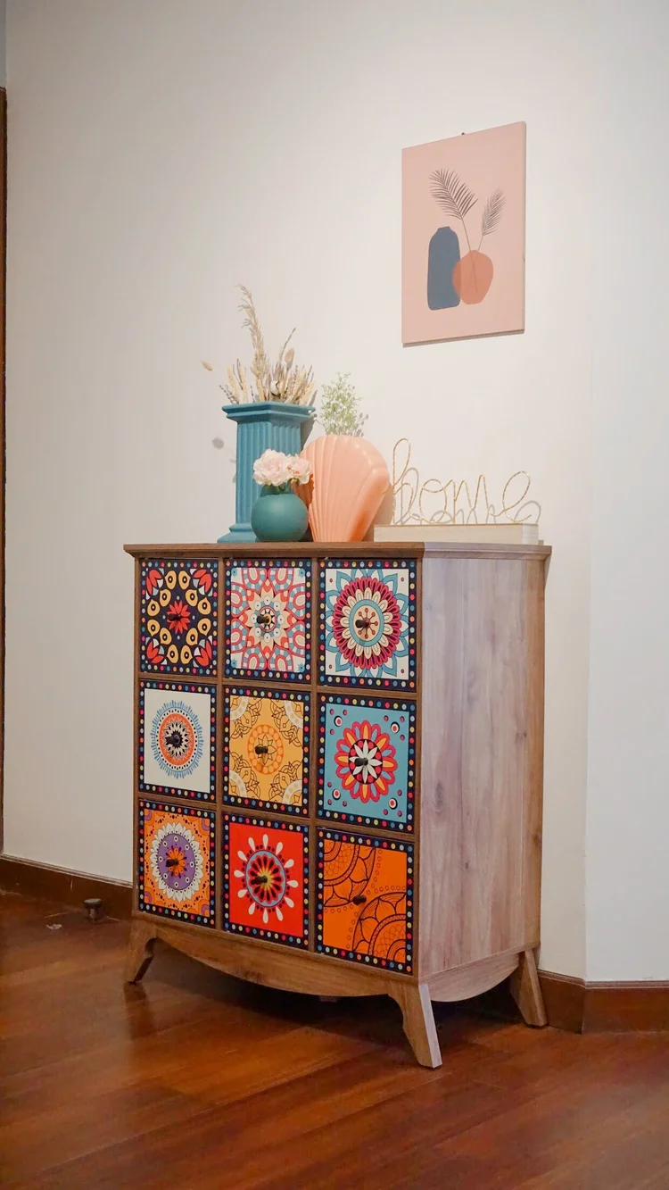 Havana: Lemari kayu dengan pintu bermotif mosaik, salah satu detail warna-warni di unit ini.