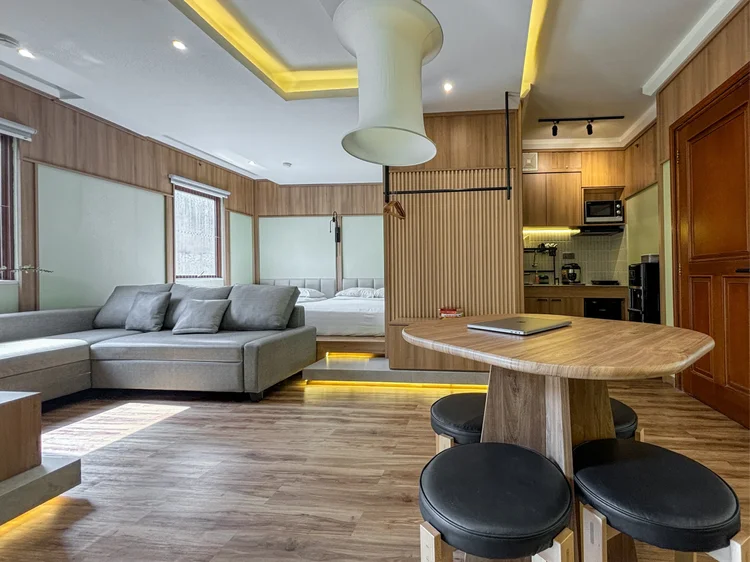 Sapporo: Ruang tamu, meja makan, dan dapur terbuka modern terlihat dari sofa.