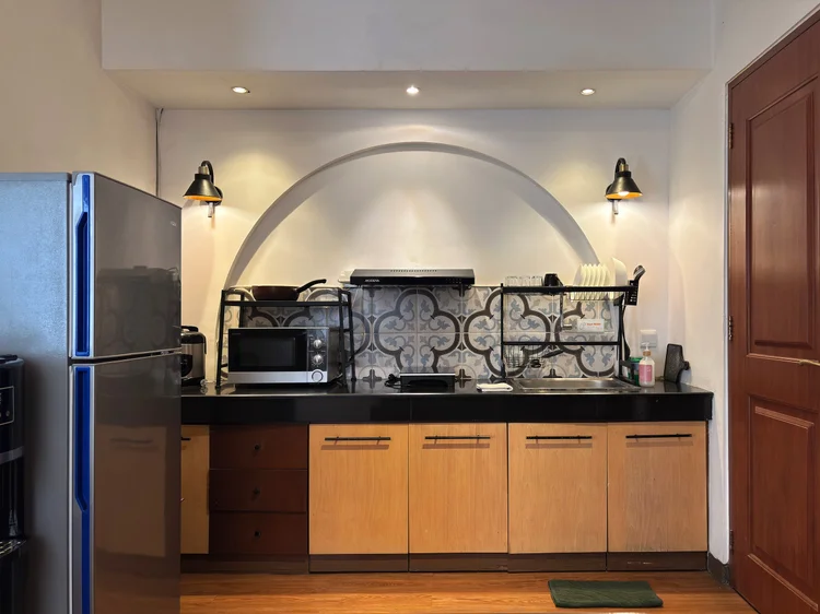 Marseille: Kompor induksi, microwave, dan alat masak dasar sudah ada di dapur.