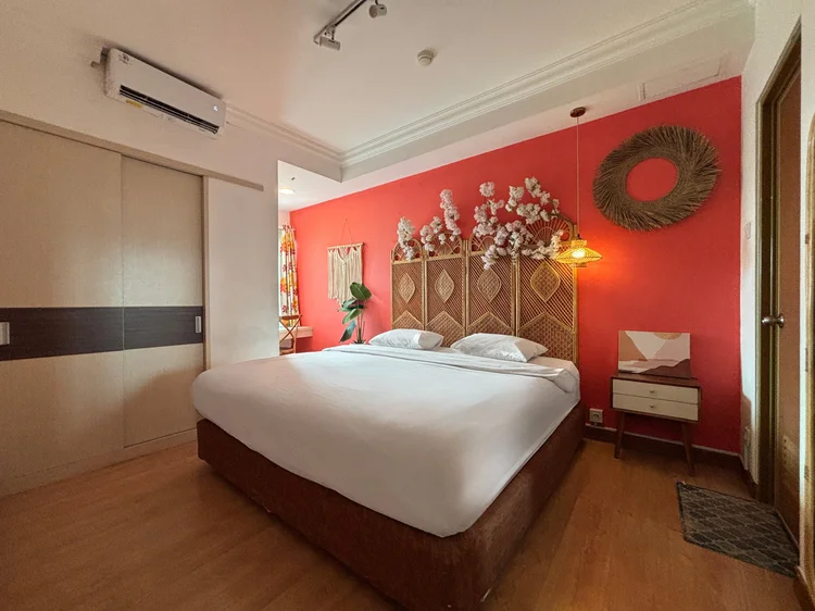 Honolulu: Kamar utama: king bed 200 cm dengan lemari geser dan kamar mandi dalam.