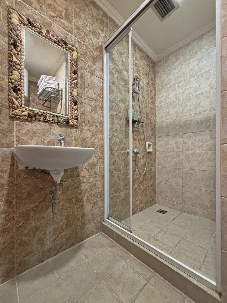Honolulu: Shower berpintu kaca dengan air panas, mandi hangat kapan saja.