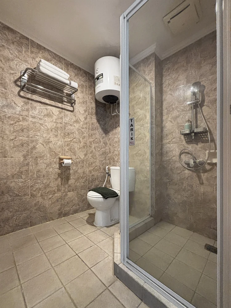 Namibia: Dua kamar mandi di unit ini, satu di dalam kamar utama.