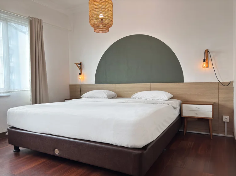 Namibia: Kamar dengan king bed 200 cm, lampu dinding di kedua sisi.