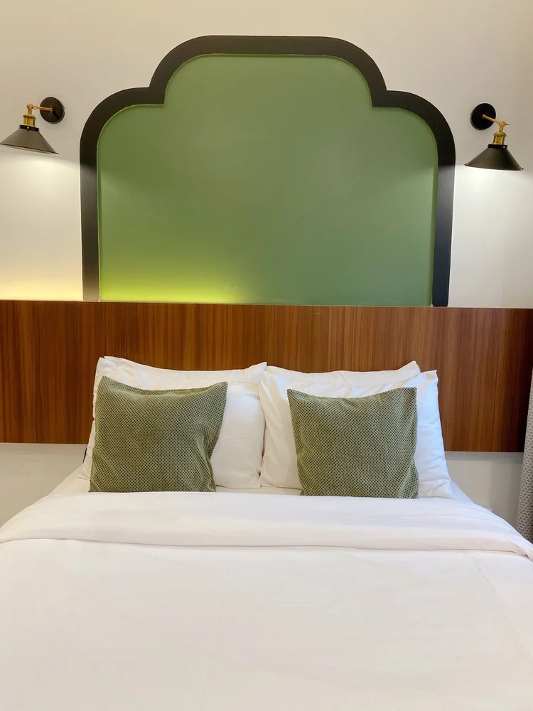 Saigon: Sprei putih standar kami di setiap kasur, sama di semua unit.