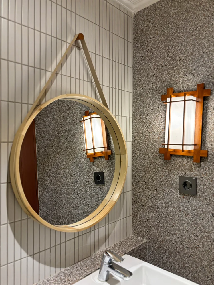 Nami: Cermin bulat dan lampu dinding bergaya Korea di kamar mandi.