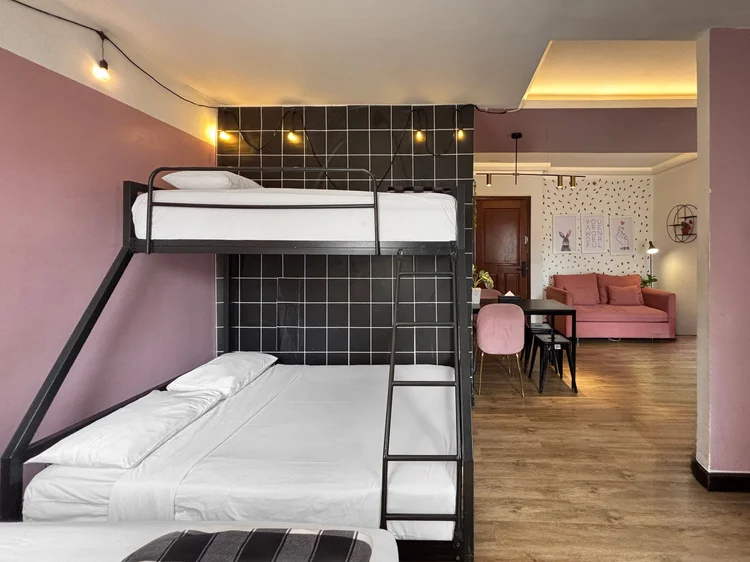 Myeong-dong: Sprei putih di setiap kasur, standar yang sama di semua unit kami.