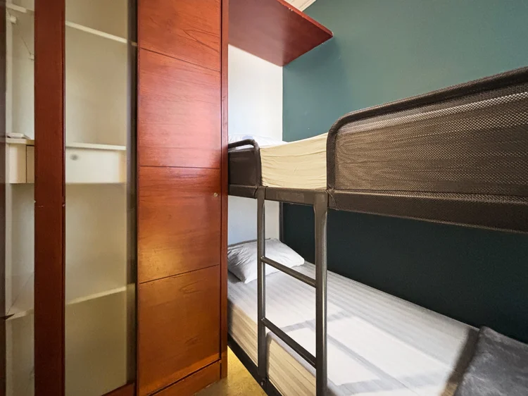 Chicago: Bunk bed dengan tirai dan AC, di kamar terpisah untuk berdua.