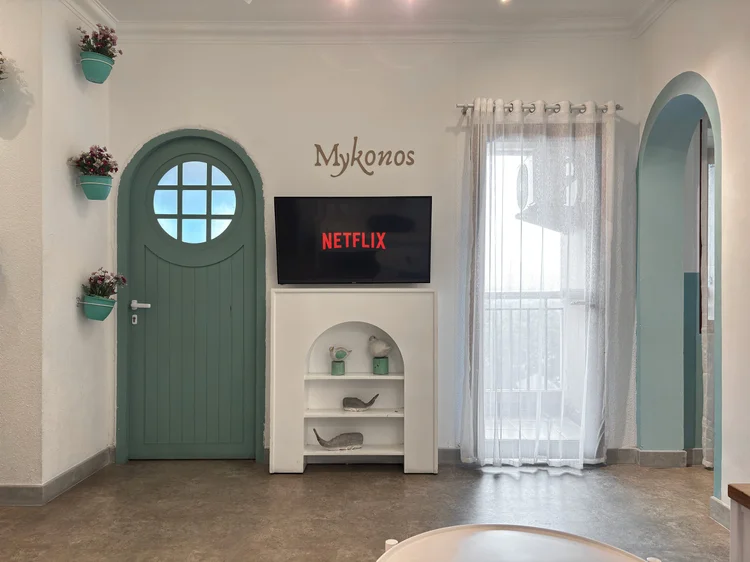 Mykonos: Pintu biru berjendela bundar dan smart TV, muat 8, maks. 12 dengan extra bed.