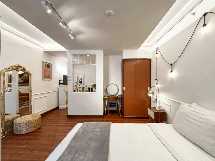 Provence: Area tidur dengan lemari, cermin, dan partisi kaca ke ruang tamu.