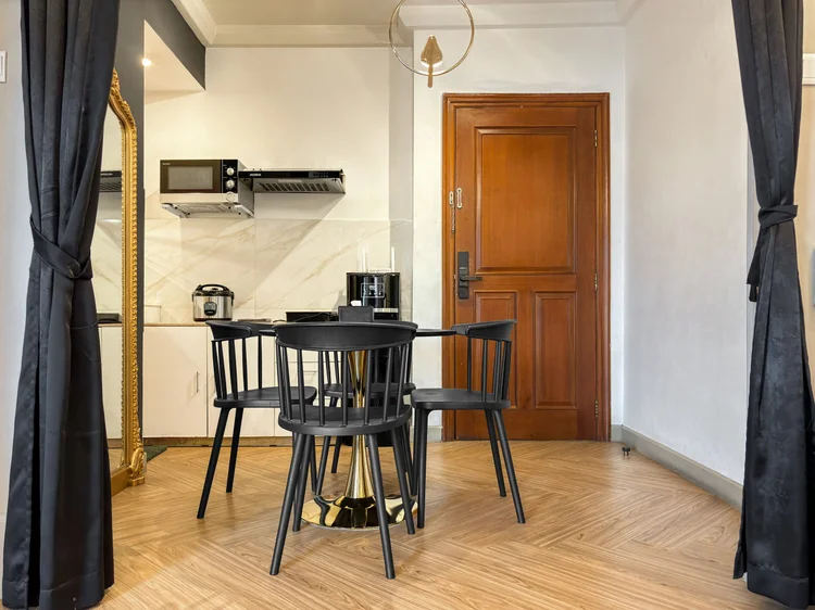 Vienna: Meja makan untuk berempat dengan kursi hitam; booking langsung di sini biasanya harga termurah untuk unit yang sama.