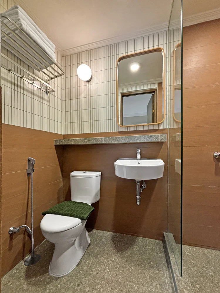 Nakameguro: Kamar mandi modern dengan shower air panas; sabun dan sampo sama di semua unit.
