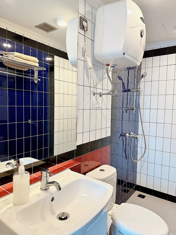 Berlin: Shower air panas, dan ada hair dryer di unit untuk sesudahnya.
