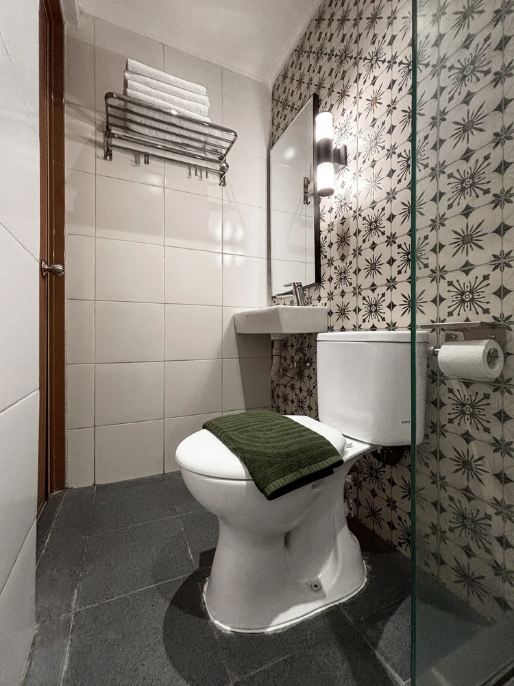 Chicago: Kamar mandi kedua, dengan handuk bersih untuk tiap tamu.