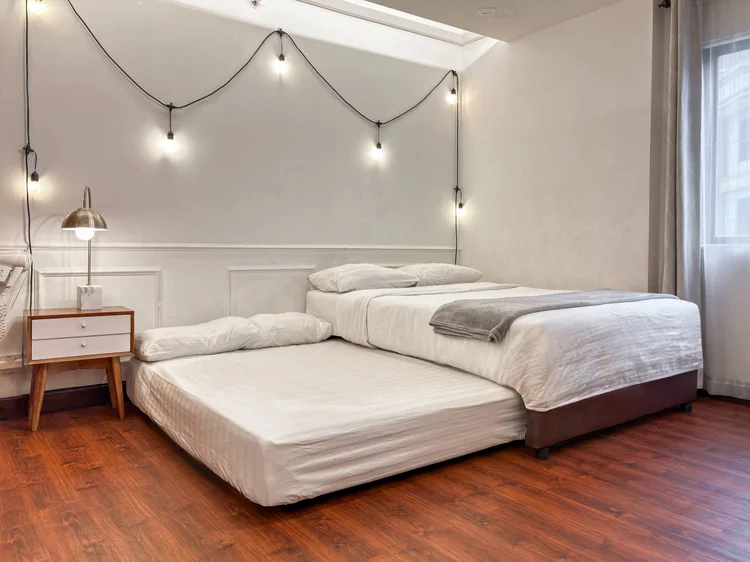 Provence: Kasur sliding: bagian bawahnya ditarik keluar jadi small double bed kedua.