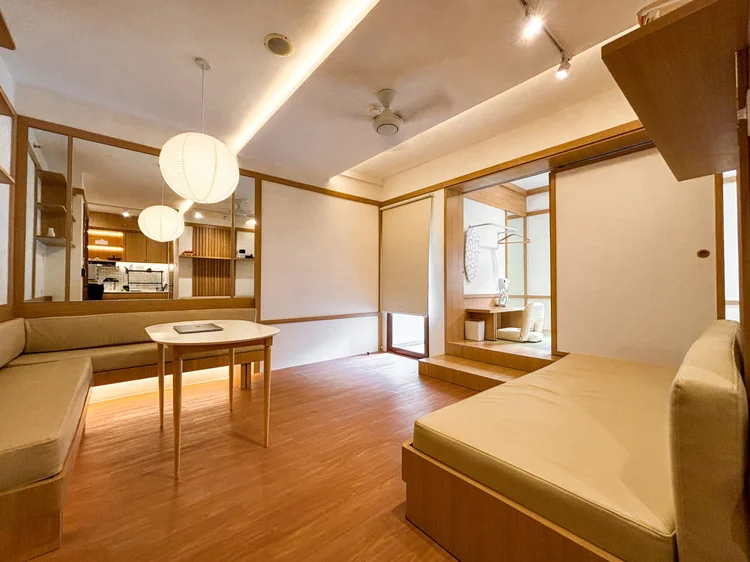 Omotesando: Ruang keluarga dengan kipas langit-langit, sofa bed Jepang, dan sudut makan berbangku.