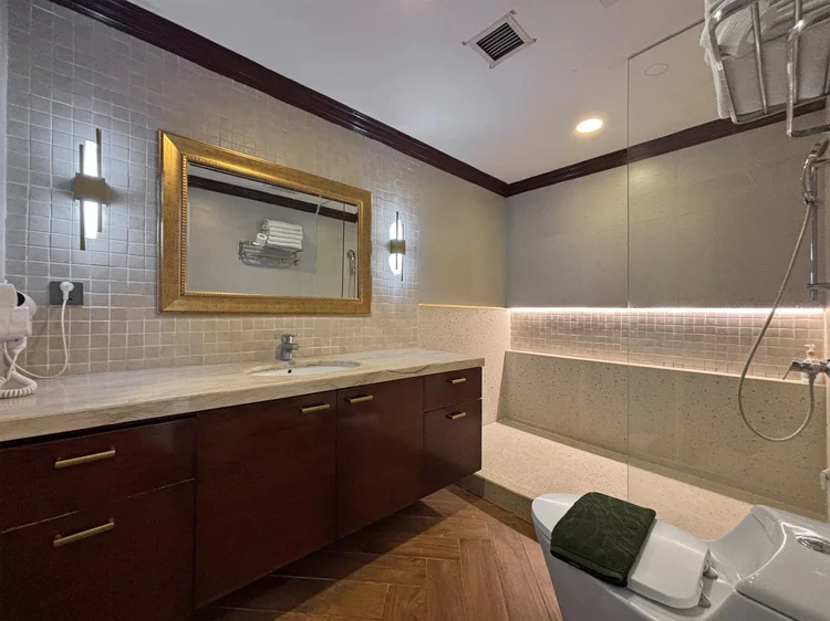 Kensington: Kamar mandi lain dengan wastafel panjang dan shower, salah satu dari tiga di unit ini.