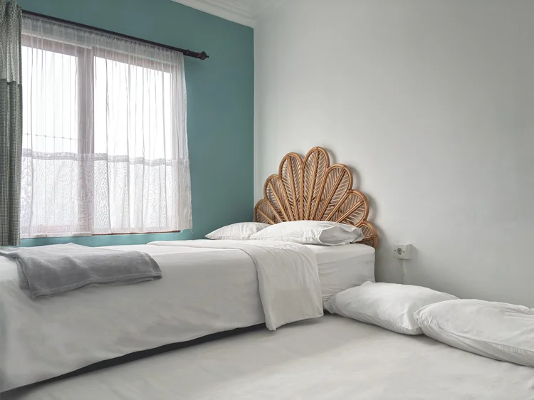 Mykonos: Kamar dengan sliding bed 140 + 140 cm dan sandaran rotan kerang.