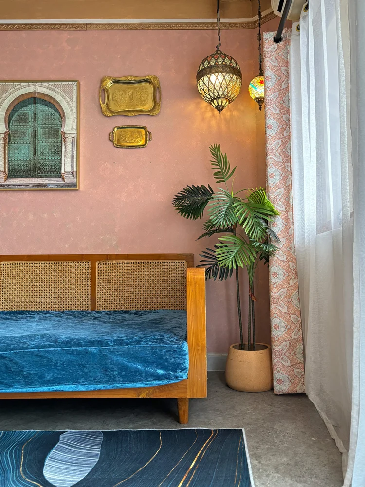Marrakech: Day bed tiga dudukan dengan AC, sudah termasuk kapasitas 4 orang.