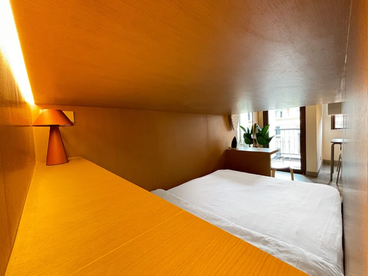 Helsinki: Loft bed bagian atas dengan lampu baca dan jendela sendiri.