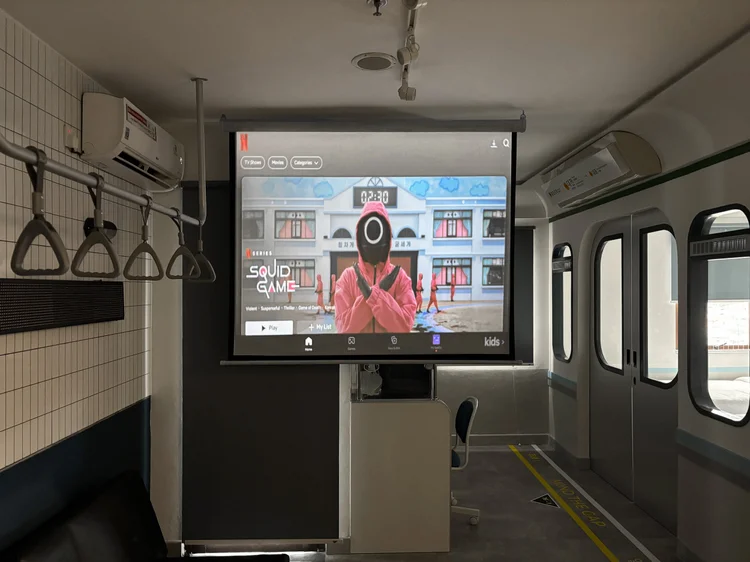 Dae Jeon: Smart projector dengan Netflix dan layar lebar, nonton bareng ala bioskop di unit.