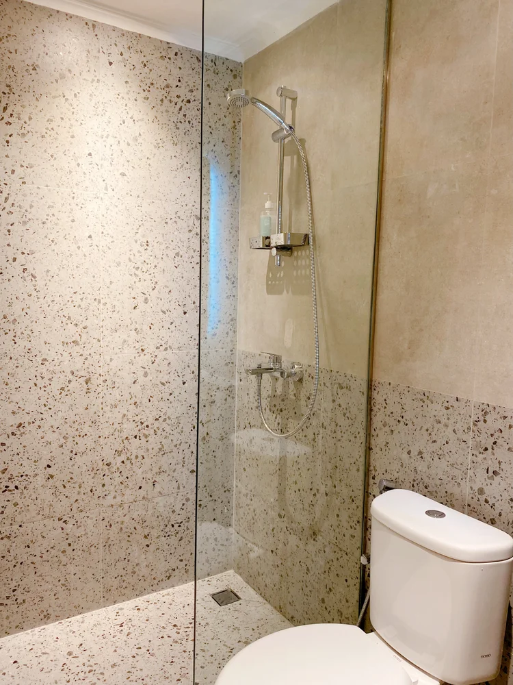 Budapest: Kamar mandi dengan shower air panas, dibersihkan tim terlatih kami sesuai standar CHSE.