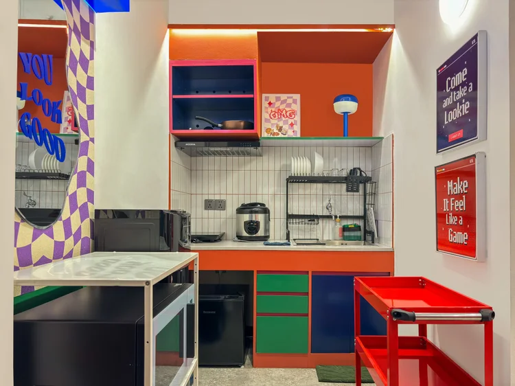 Hong Dae: Dapur terbuka dengan microwave, rice cooker, dan kulkas.