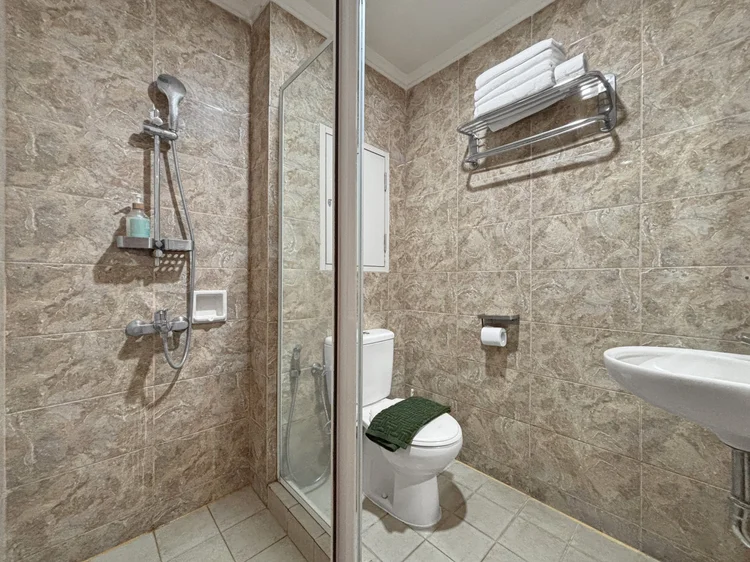 Namibia: Shower dengan air panas, sabun dan sampo sudah disiapkan.