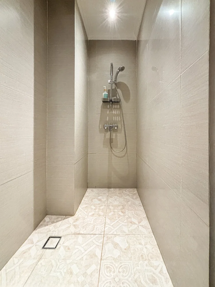 Vienna: Shower air panas di kamar mandi; sabun dan sampo sama di semua unit.