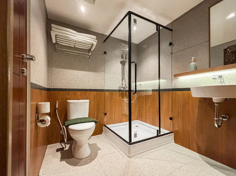 Shizuoka: Kamar mandi dengan shower kabin, handuk, sabun, dan sampo sudah disiapkan.