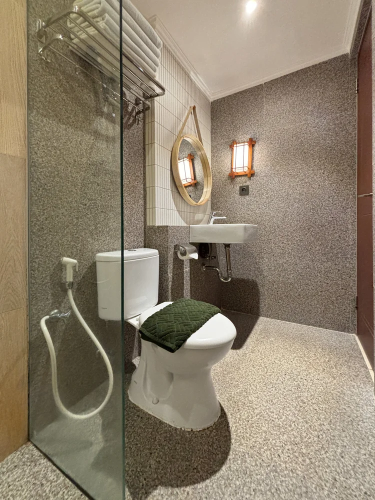 Nami: Kamar mandi modern dengan shower air panas.