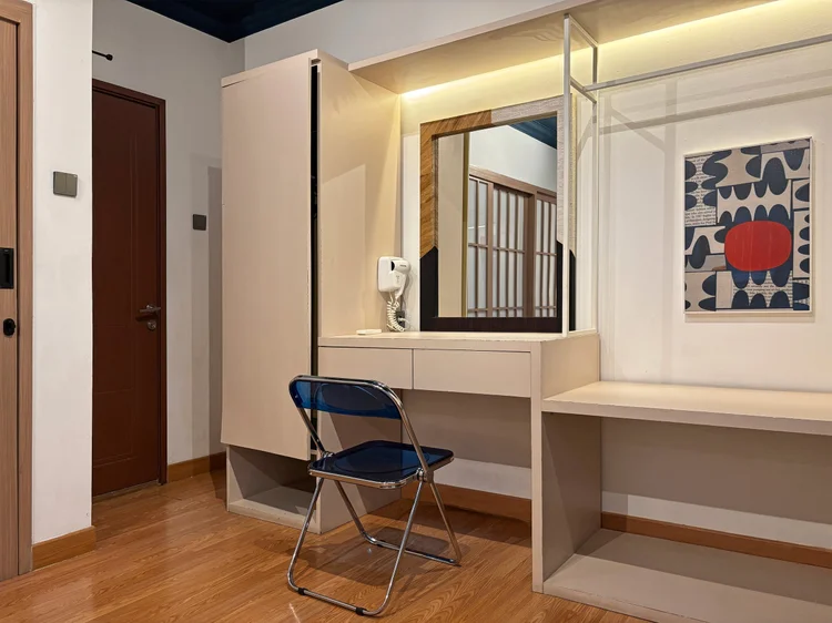 Kyoto: Ada meja rias tambahan di luar kamar, praktis buat siap-siap bersama.