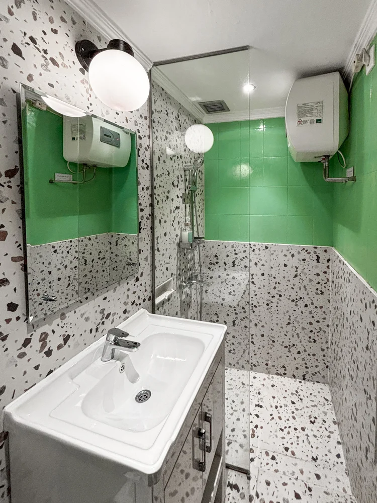 Tanzania: Wastafel dan shower air panas; sabun dan sampo sama di semua unit.