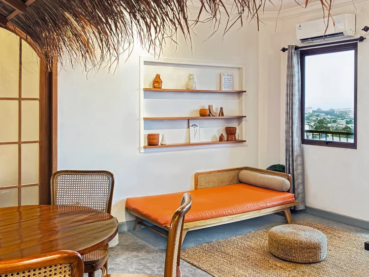 Ubud: Day bed di ruang tamu dengan AC, jendela menghadap pemandangan kota dan pegunungan.