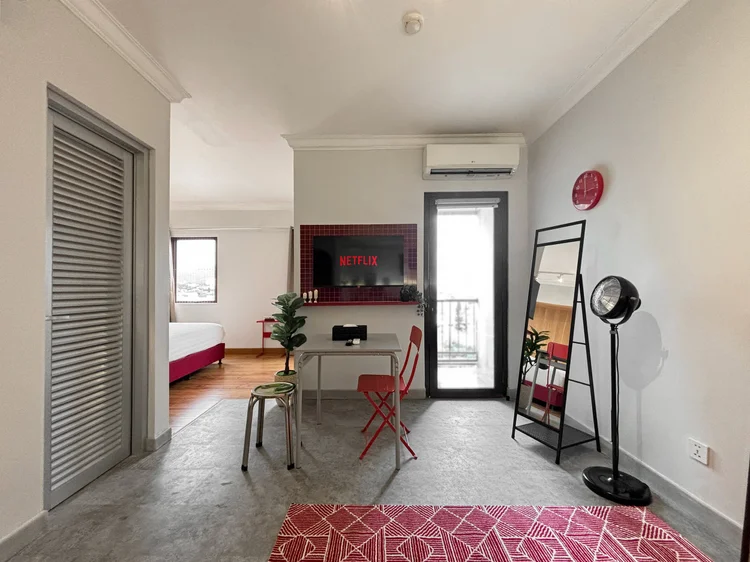 San Francisco: Ruang tamu dengan AC, smart TV, meja makan, dan pintu ke balkon kecil.