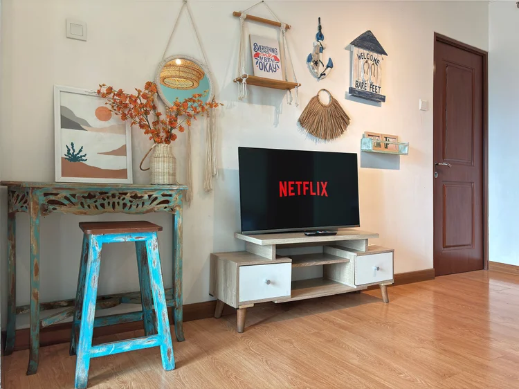 Honolulu: Smart TV 40 inci dengan Netflix dan meja konsol berwarna biru laut.