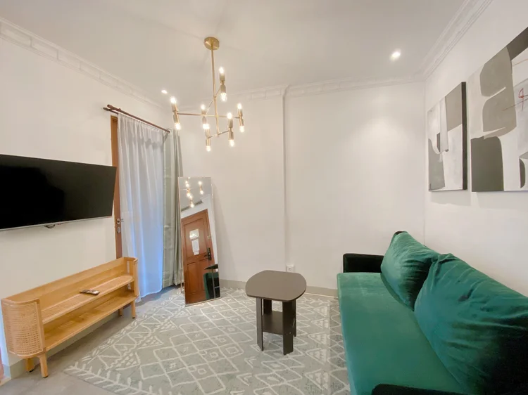 Budapest: Sofa hijau ini bisa dilipat jadi kasur, sudah termasuk kapasitas dasar.