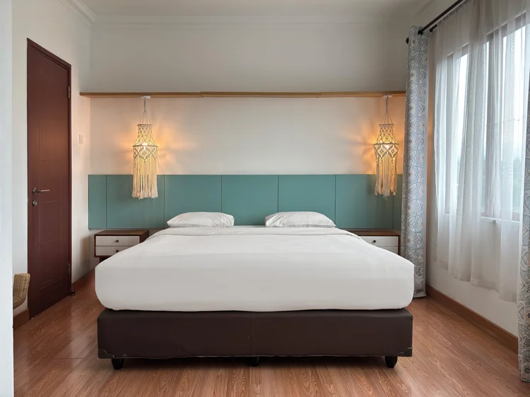 Mykonos: Kamar utama: king bed 180 cm dengan AC dan kamar mandi dalam.