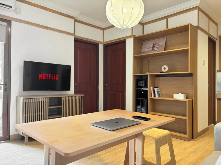 Hokkaido: Smart TV dengan Netflix di ruang keluarga, dan meja makan yang enak dipakai kerja.