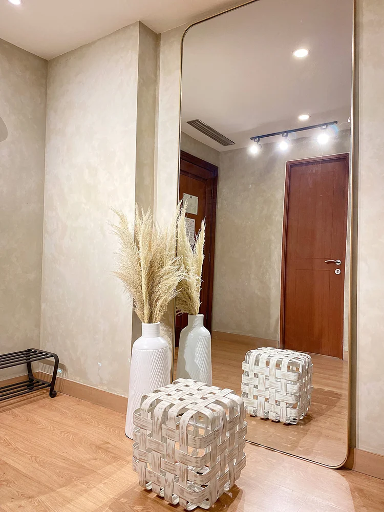 Amalfi: Bangku di dekat pintu, tempat menaruh tas atau memakai sepatu.