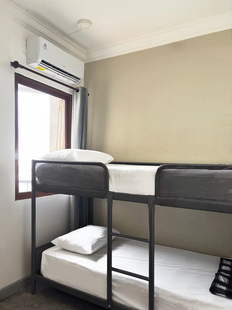 Ubud: Bantal empuk di ranjang susun, AC menghadap langsung ke tempat tidur.