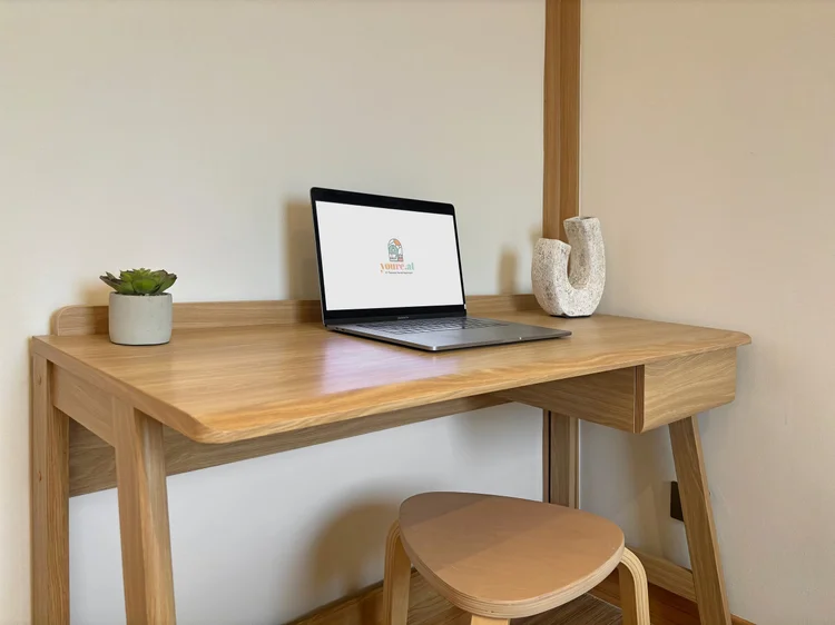 Nara: Meja kayu dengan bangku, cukup untuk laptop dan kerja sebentar.