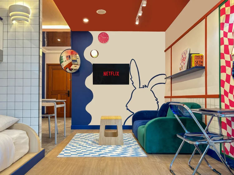 Hong Dae: Sudut nonton dengan mural kelinci, tempat kumpul setelah jalan seharian.